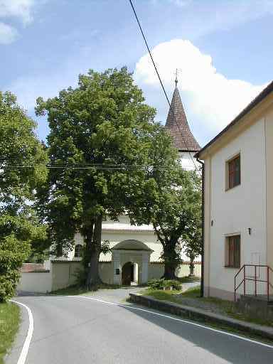 pohled na st pohosk vesnice (napravo mete vidt bvalou kolu)